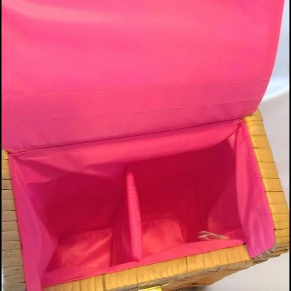 Sold elsewhere! Lilly Pulitzer Wicker Wine Tote NWT with printed fabric - Picture 3 of 4